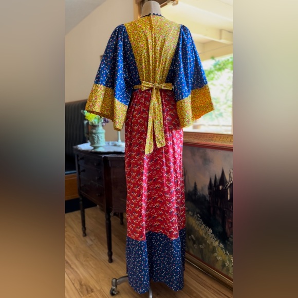 1970’s Vintage Calico Kimono Sleeve Dress by Young Innocent - Picture 12 of 15